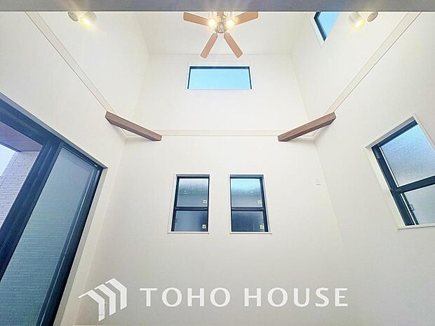 吹抜けを採用した為、天井が高く見え、視界が抜けて視覚的に広く開放感を感じます。