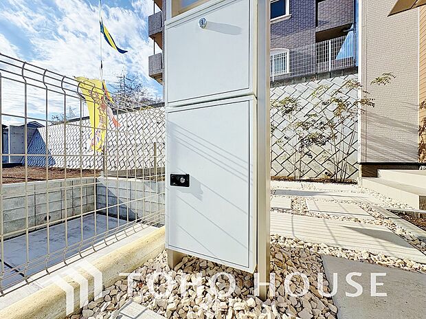 宅配ボックスは留守中でも宅配便の荷物が受け取れる為昼間の受け取りが困難な共働き世帯に需要が高い設備。