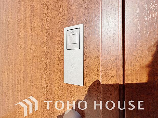 ボタンやカードひとつで鍵の施錠・解錠が出来ます。補助錠として鍵穴のない電子錠を選ぶ方も増加中。