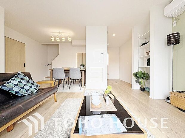 LDKでは家族が集まり、明るく穏やかな空気のなかで飲んだり、食べたり、笑ったり。