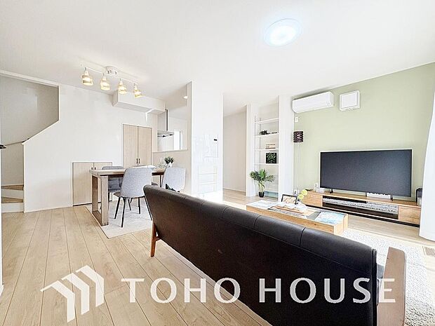 ご家族の集うリビングは明るいクロスとバルコニーから入る光で会話が弾む憩いの場。