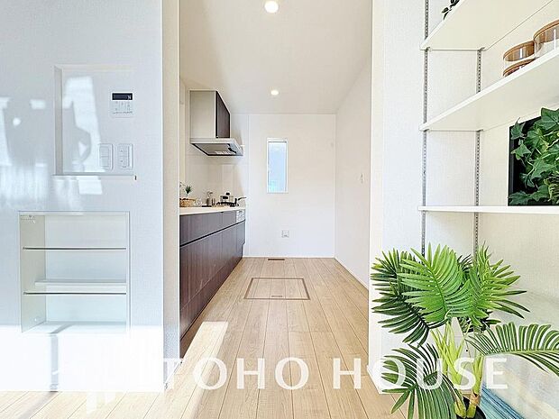 システムキッチンの収納は上から中が見やすいスライド式収納。少しの力で開閉出来て整理整頓出来ます。