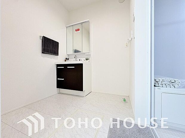 お家の中でも特にプライベートスペースとなる洗面所は、洗濯場所と浴室を同じ空間でまとめております。