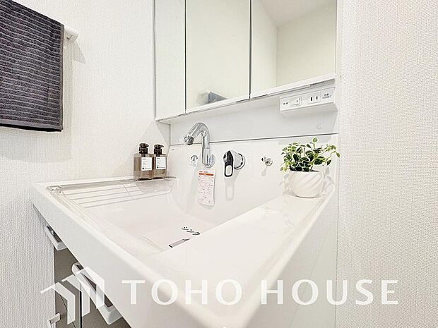 身だしなみのチェックがしやすい大きな鏡、下には収納がたっぷり。スッキリとした空間を演出いたします。