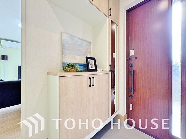 シューズボックスは限られた玄関スペースでも収納を取れる為、玄関内をすっきり片付けることができます。