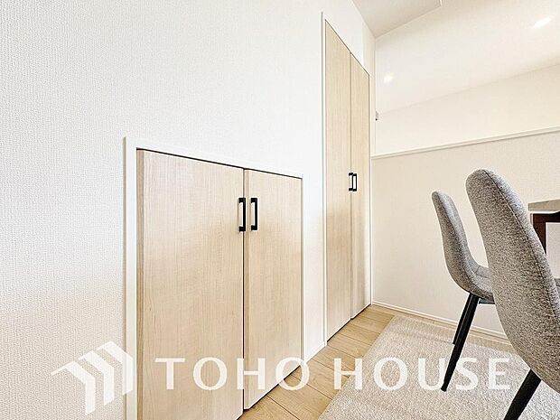 建物内部の収納には拘りました。共有部分に設けた収納。お荷物が多い方にも安心です。