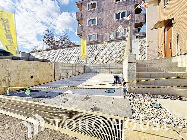 ゆったりとした駐車スペースを確保いたしましたので、大きめのお車でも駐車可能です。