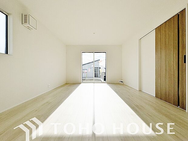 光が注がれる青い空から鮮やかに赤色にゆっくりと染まる。そんな優しい時間がここでは流れてゆく。