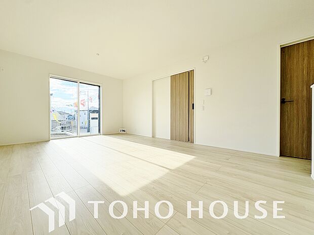 ご家族の集うリビングは明るいクロスとバルコニーから入る光で会話が弾む憩いの場。