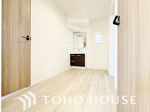 お家の中でも特にプライベートスペースとなる洗面所は、洗濯場所と浴室を同じ空間でまとめております。