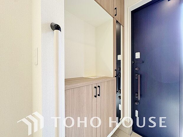 シューズボックスは限られた玄関スペースでも収納を取れる為、玄関内をすっきり片付けることができます。