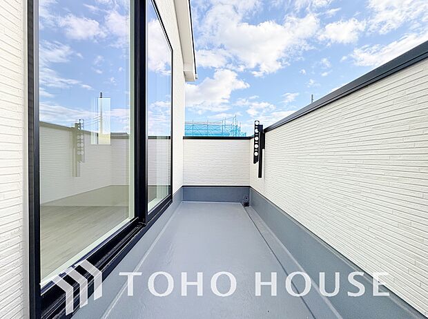 暖かい陽ざしが差込むバルコニーは、晴れた日には、洗濯物が良く乾きます。また、風通しも良好です。