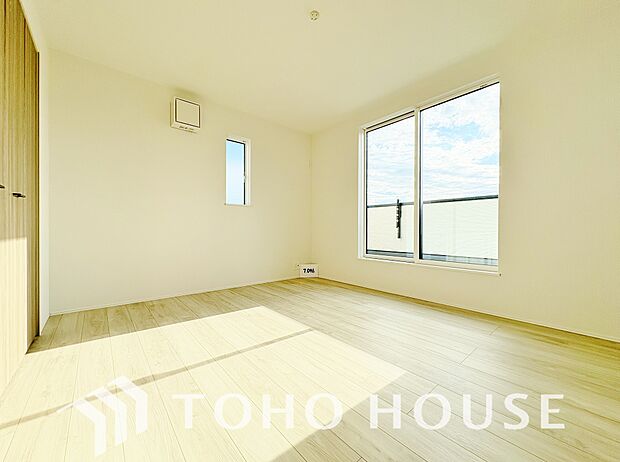 床とクロスの色をシンプルにし、疲れた日でも安らげる空間へ。帰宅する喜びのあるお部屋となるように。