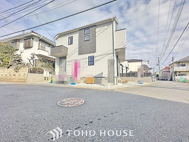 周辺環境とのコラボレーションにより明るく開放的な外観へ。住まいへの拘りは環境からも!