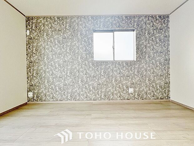 クロスの一部に違う色や柄を取り入れ、単調になりがちなお部屋の雰囲気を変えるアクセントクロスを採用。