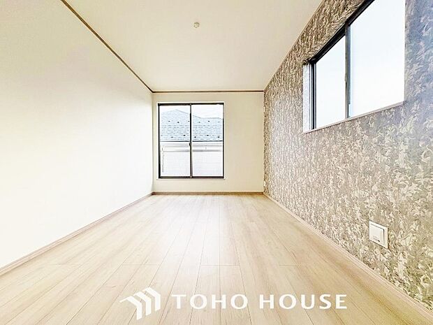 床とクロスの色をシンプルにし、疲れた日でも安らげる空間へ。帰宅する喜びのあるお部屋となるように。