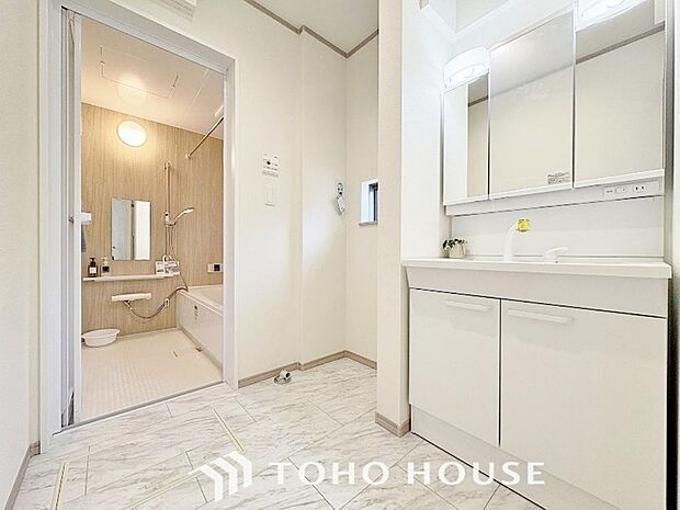 身だしなみのチェックがしやすい大きな鏡、下には収納がたっぷり。スッキリとした空間を演出いたします。