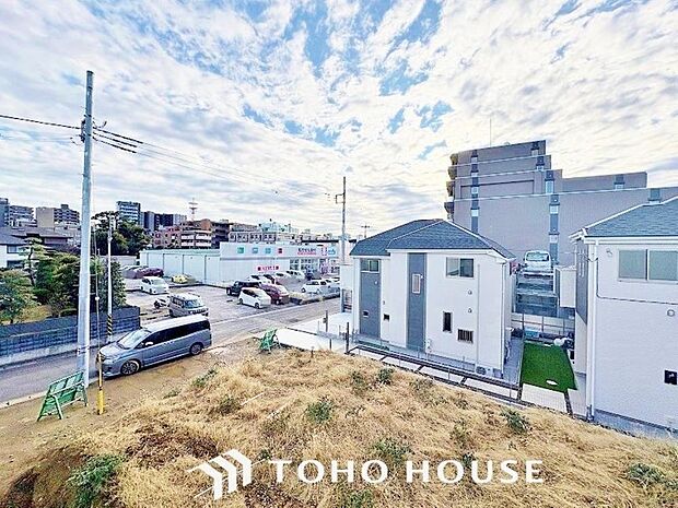 星空が地上に映りこむかのような夜景のきらめきまで、この街ならではの美しい風景の物語が室内に展開。