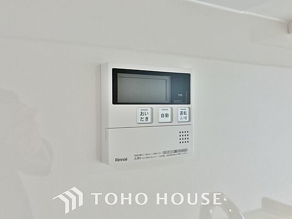 お風呂場と台所に操作リモコンが設置され、給湯リモコンは家事の最中でもボタン一つで簡単に沸かせます。