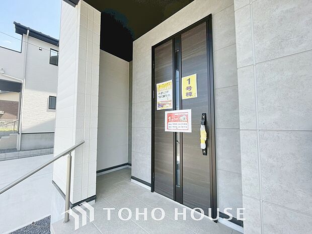広々とした玄関スペースは何かと重宝します。ベビーカーも楽々置けるゆったりスペースが魅力です。