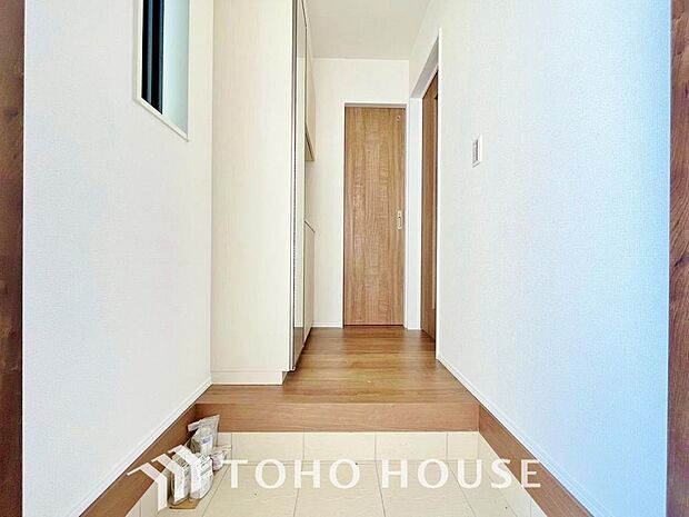 ゲストを招き、家族を迎える玄関は、ディスプレイや照明にこだわってみてはいかがでしょうか。