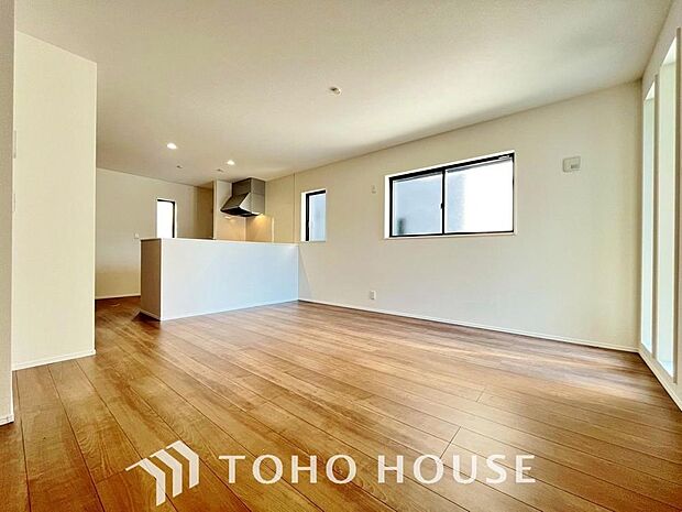 家族が自然と集まる明るいリビング。広々とした空間で豊かな時間をお過ごしください。