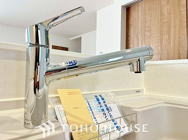 ワンタッチで浄水と原水と切り替えできる、見た目にもスマートな浄水器一体型の水栓。