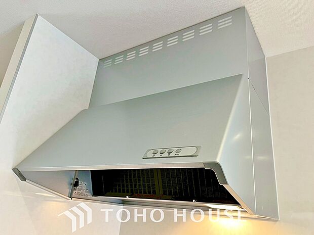 一般的に普及しているレンジフード。空気の吸い込み口が広いため、換気性能に安定感があります。