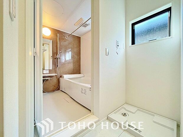 お家の中でも特にプライベートスペースとなる洗面所は、洗濯場所と浴室を同じ空間でまとめております。