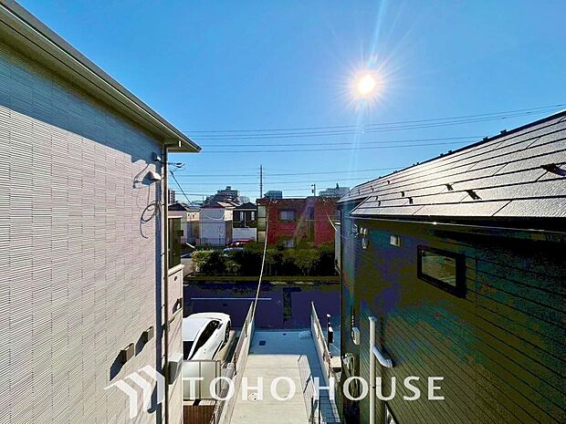 星空が地上に映りこむかのような夜景のきらめきまで、この街ならではの美しい風景の物語が室内に展開。