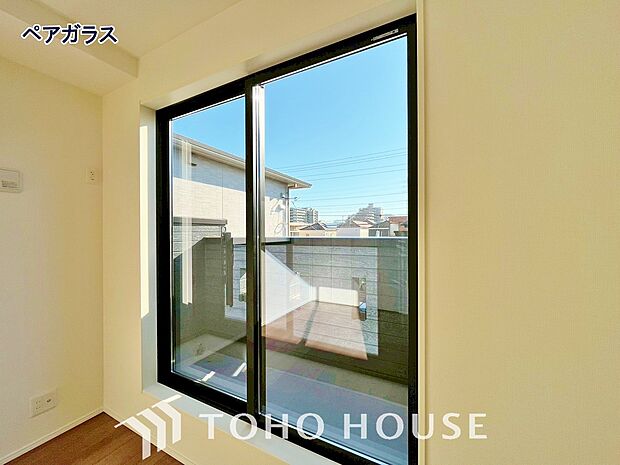 室内のサッシにはペアガラスを採用、高い断熱性による省エネと結露対策に有効です。