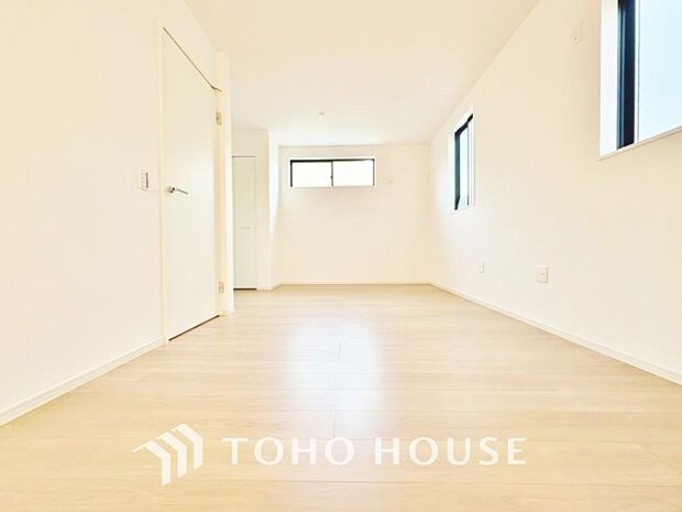 ご家族形態に合わせて、間取りを変更できる2in1タイプの洋室。広々使う事ができます。