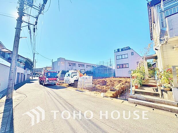 街並みの風景に包み込まれながら、瀟洒な印象も湛えて佇みます。