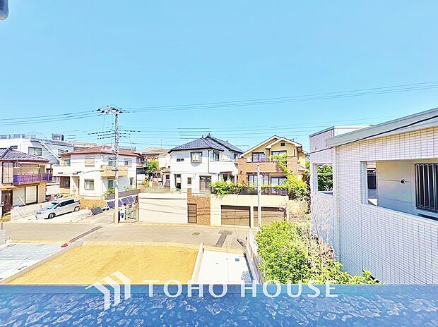 頬をなでる優しい風を感じることが出来るバルコニー。つい深呼吸をしたくなる気持ちの良い眺望です。