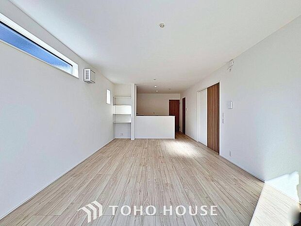 リビングも広く設け、訪れる人々を暖かく迎えてくれます。