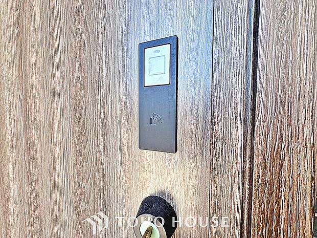 ボタンひとつで鍵の施錠・解錠が出来る設備。防犯対策への意識が高まっている最近では、補助錠として鍵穴のない電子錠を選ぶ方も増えています。