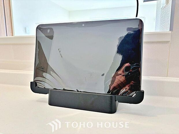 誰が来てもわかる様にモニター付きインターホンを設置。家事導線を考慮した個所に設置し、防犯性と利便性に優れ快適と安らぎを合わせた優しい設計。