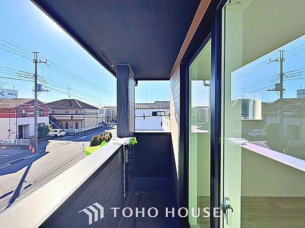 頬をなでる優しい風を感じることが出来るバルコニー。つい深呼吸をしたくなる気持ちの良い眺望です。