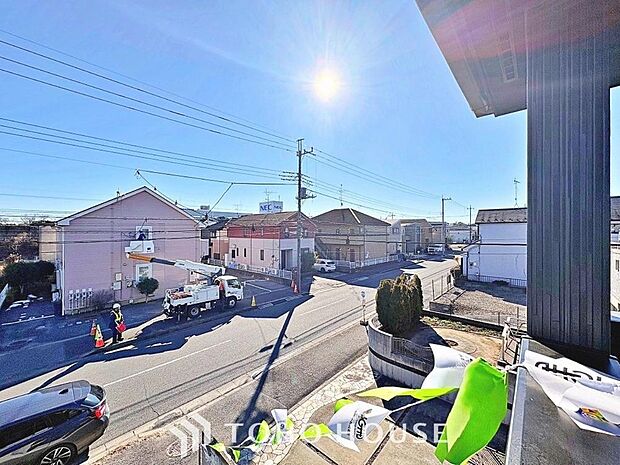 星空が地上に映りこむかのような夜景のきらめきまで、この街ならではの美しい風景の物語が室内に展開。