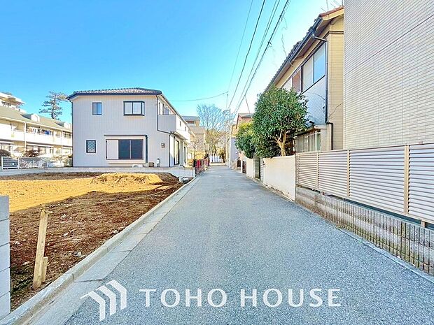 周辺環境とのコラボレーションにより明るく開放的な空間を演出しております。