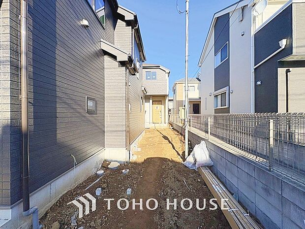 近隣の駐車場まで歩く必要がなく、子どもや高齢者がいる世帯は駐車場から自宅までの距離が短い方が便利です