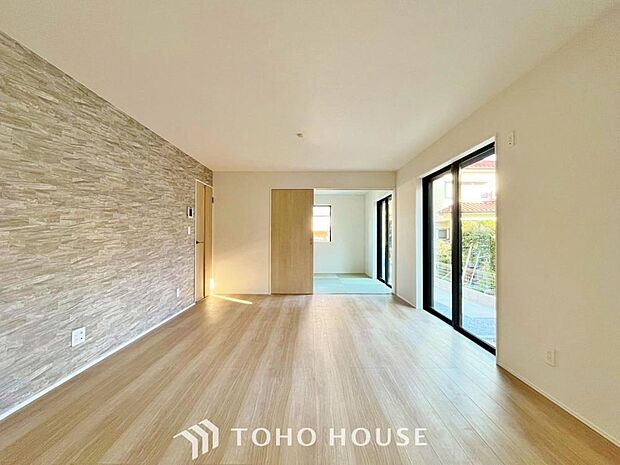 リビングも広く設け、訪れる人々を暖かく迎えてくれます。