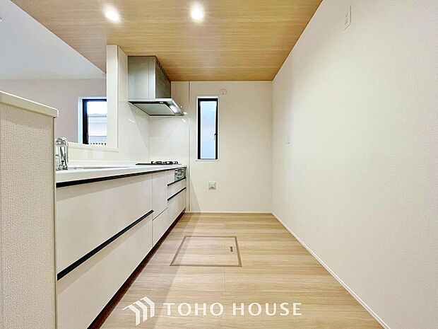 夫婦そろってキッチンに立っても調理がしやすく余裕の広さ。家事をしながら会話も弾みます。