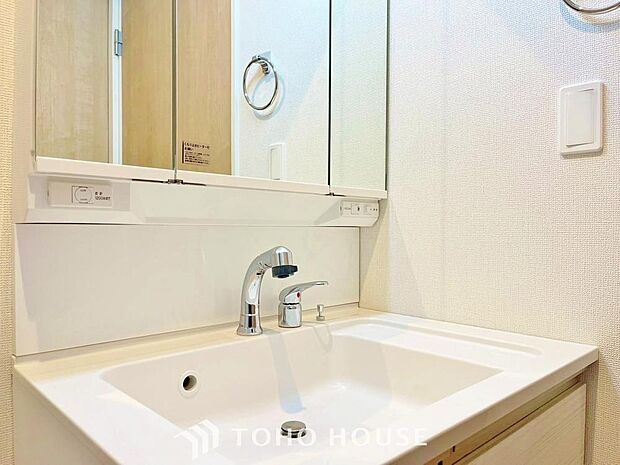 収納力や姿見として使えるといった機能面も優れている点が大きな特徴です。また、鏡の裏に収納スペースがあるため、小物を鏡裏に隠せるので、洗面台周りがスッキリ見えます。