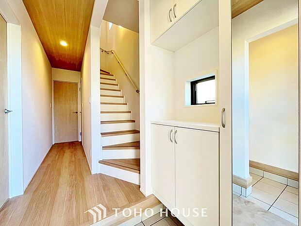 人を迎え入れる最初の場所だからこそ、清潔感がある空間にして頂ける様シューズボックスを設置しました。