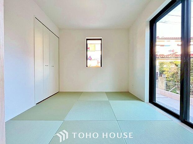 寛ぎの和空間は客間としての使い方は勿論、赤ちゃんや小さなお子様を遊ばせるスペースとしても重宝する和室。