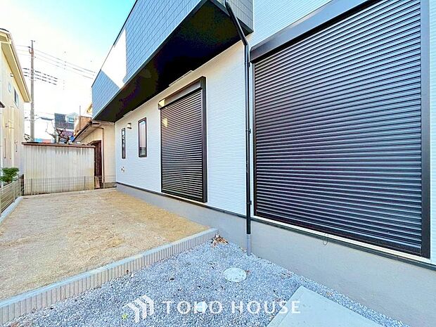 防犯機能のシャッターを完備しております。寒い冬でも中から開閉が可能ですのでラクラクな所も便利です。