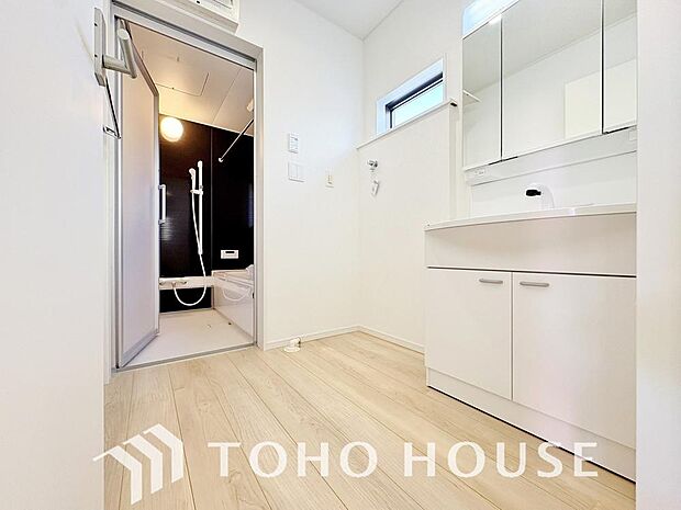 お家の中でも特にプライベートスペースとなる洗面所は、洗濯場所と浴室を同じ空間でまとめております。