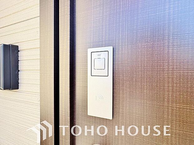 カードやボタンひとつで鍵の施錠・解錠が出来る設備。防犯対策への意識が高まっている最近では、補助錠として鍵穴のない電子錠を選ぶ方も増えています。