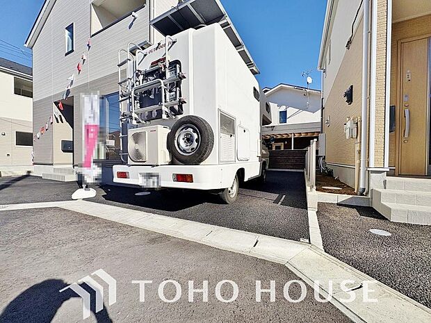 ゆったりとした駐車スペースを確保いたしましたので、大きめのお車でも駐車可能です。